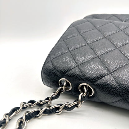 Chanel Timeless 30 cm Cuir Caviar Noir - détail de la chaîne sur l'angle supérieur