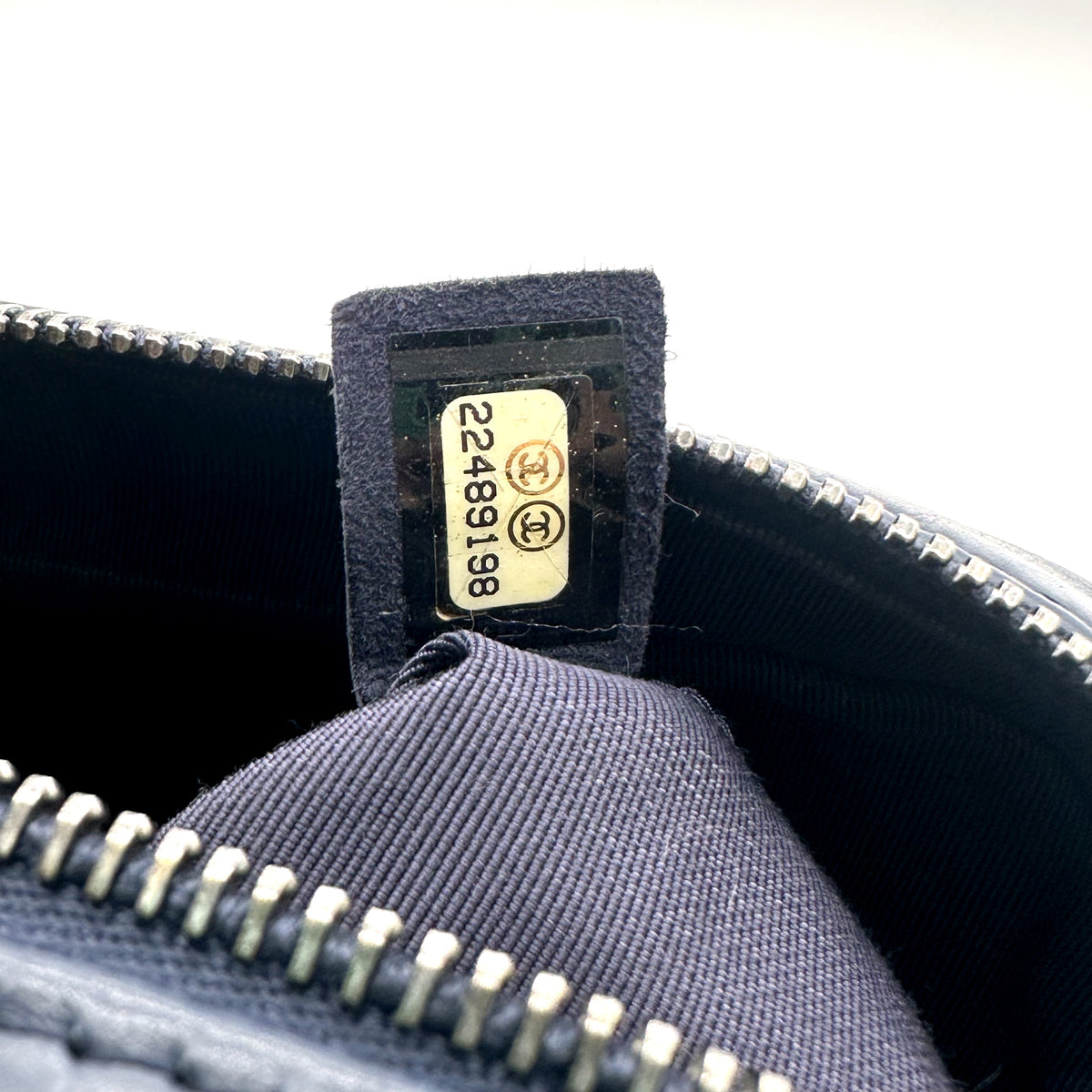 Chanel Matelassé Cuir Bleu Marine - détail de l'étiquette de série à l'intérieur