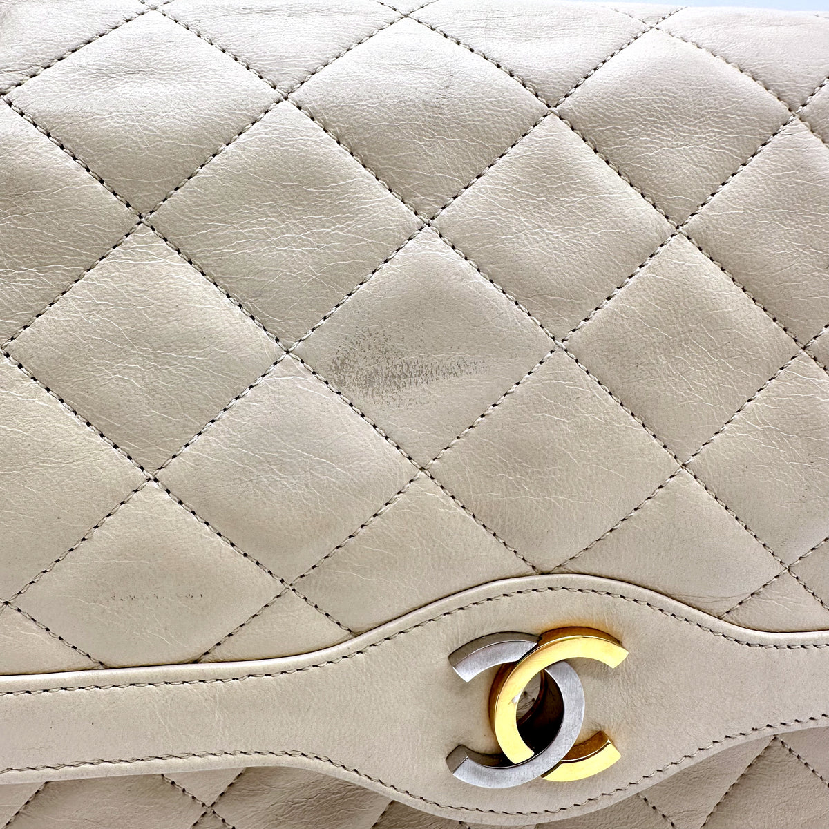 Chanel Diana Cuir d'agneau Beige - détail du fermoir et du matelassage