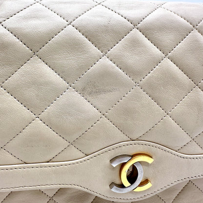 Chanel Diana Cuir d'agneau Beige - détail du fermoir et du matelassage