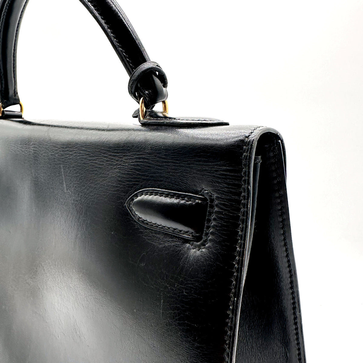 Hermès Kelly 32 Cuir Box Calf Noir - détail du côté et de l'attache d'anse