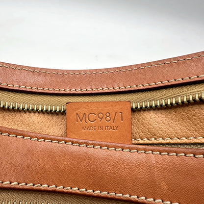 Céline Pochette Toile Macadam - détail de la patte de cuir portant le code