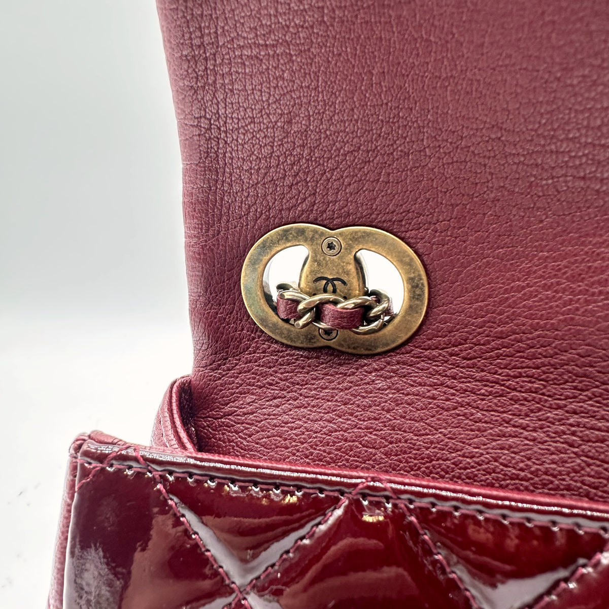 Chanel Matelassé Cuir Verni Bordeaux - détail du plot de fermoir et du rabat relevé
