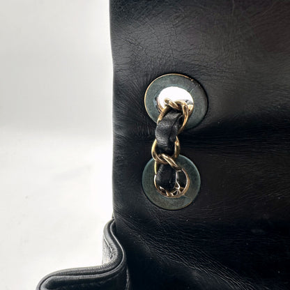 Chanel Single Flap Cuir d'agneau Noir - détail de l'anneau opposé