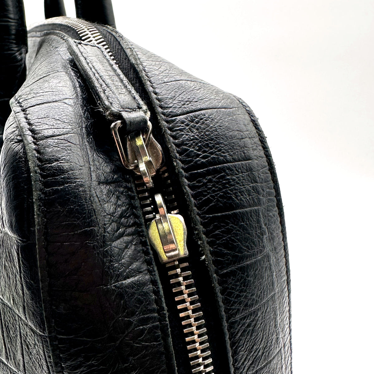 Saint Laurent Porte-documents Cuir Façon Croco Noir - détail du zip et de l'angle supérieur