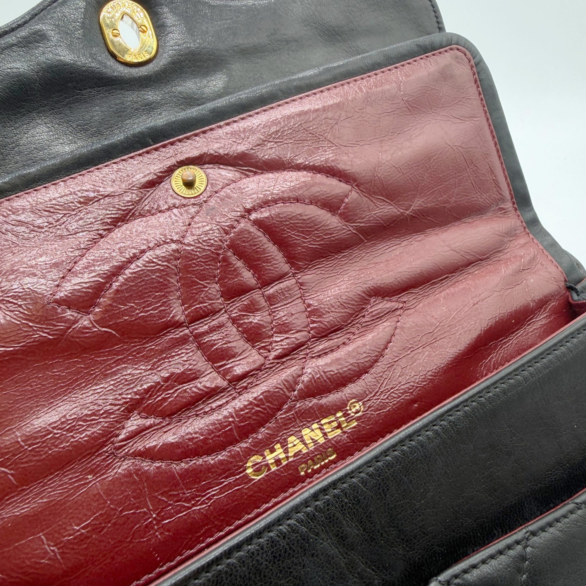 Chanel Double Flap 25 – intérieur en cuir bordeaux avec CC estampé