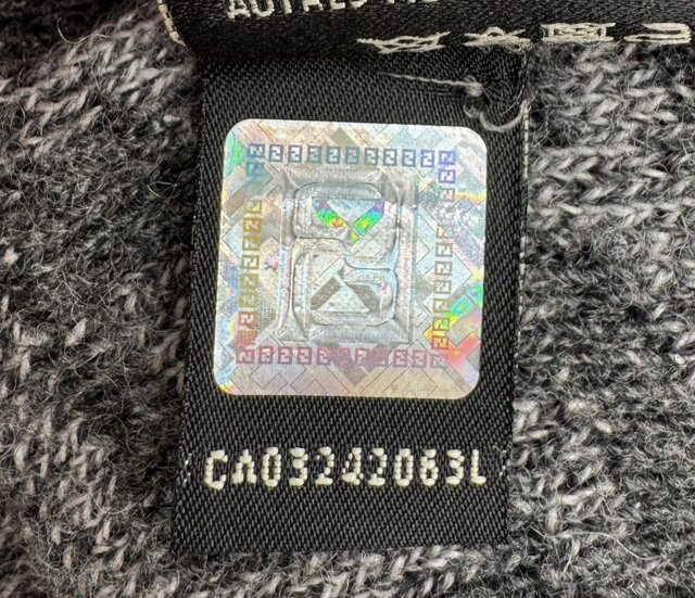 Fendi – Écharpe Zucca en Laine Gris Anthracite