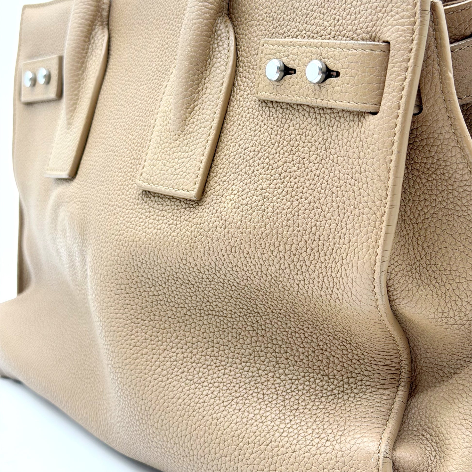 Saint Laurent Sac de Jour cuir grainé beige - face arrière ondulée et pattes latérales