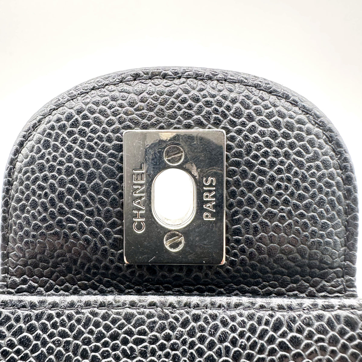 Chanel Timeless 30 cm Cuir Caviar Noir - détail de la plaque de fermeture au dos du rabat