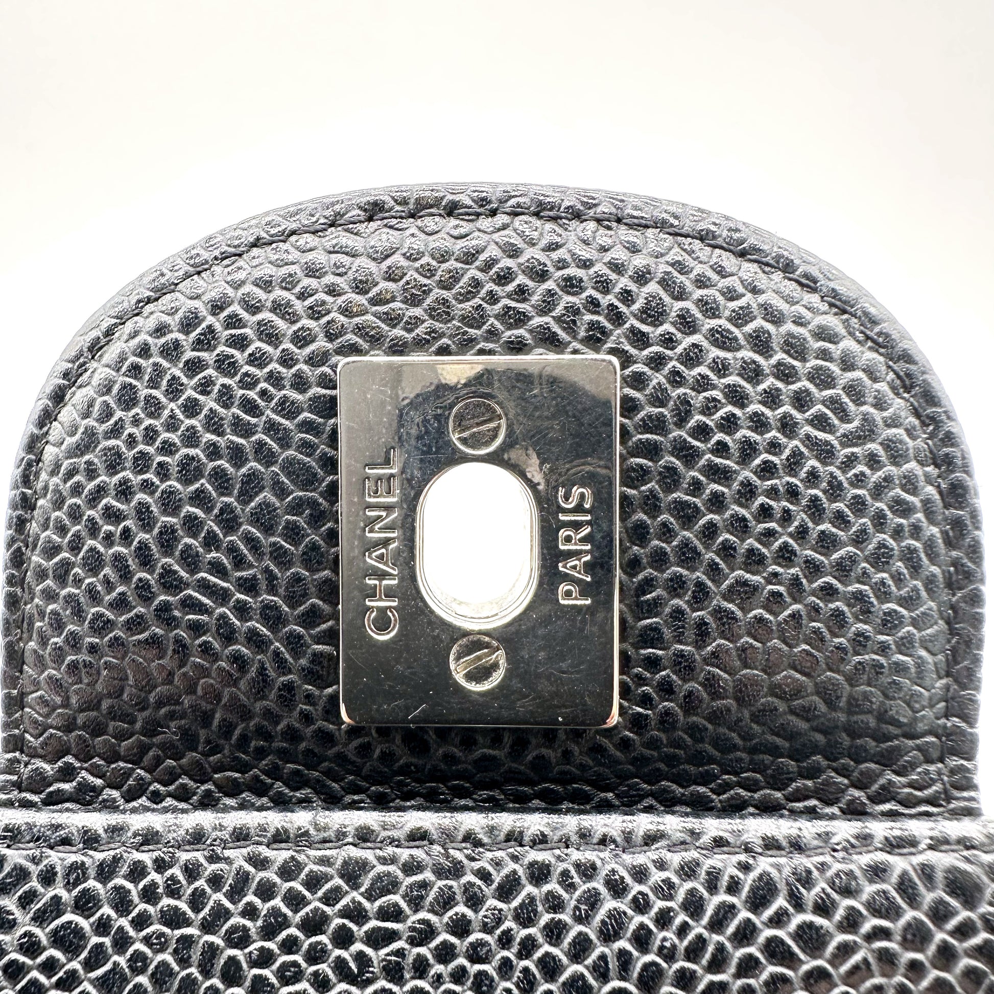 Chanel Timeless 30 cm Cuir Caviar Noir - détail de la plaque de fermeture au dos du rabat
