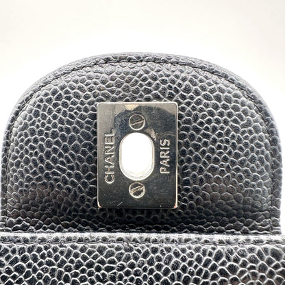 Chanel Timeless 30 cm Cuir Caviar Noir - détail de la plaque de fermeture au dos du rabat