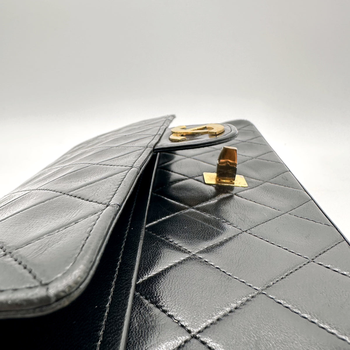 Chanel Timeless 25 cm Cuir d'agneau Noir - détail du côté et de la fermeture