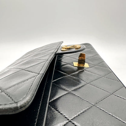 Chanel Timeless 25 cm Cuir d'agneau Noir - détail du côté et de la fermeture