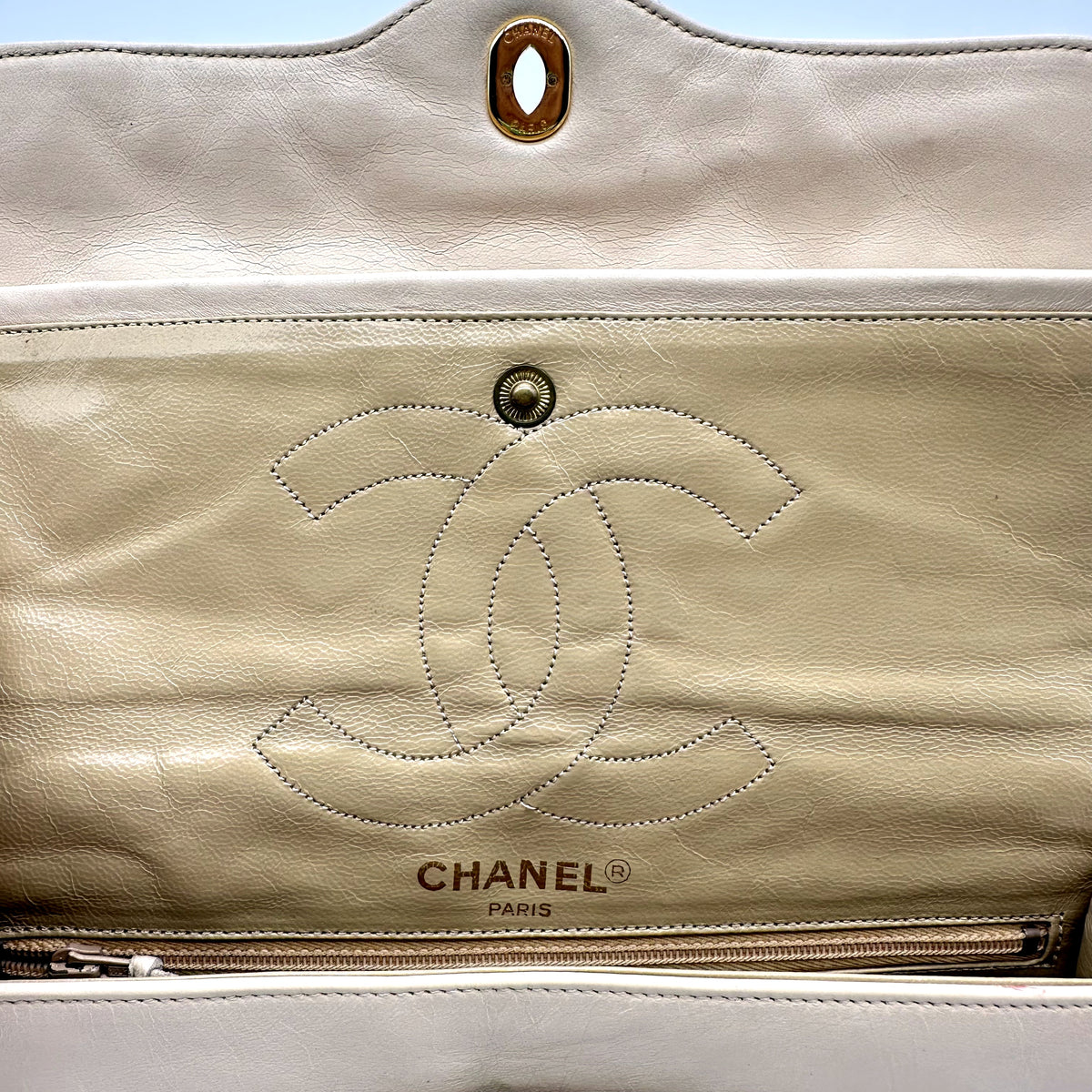Chanel Diana Cuir d'agneau Beige - intérieur, doublure claire et poche zippée