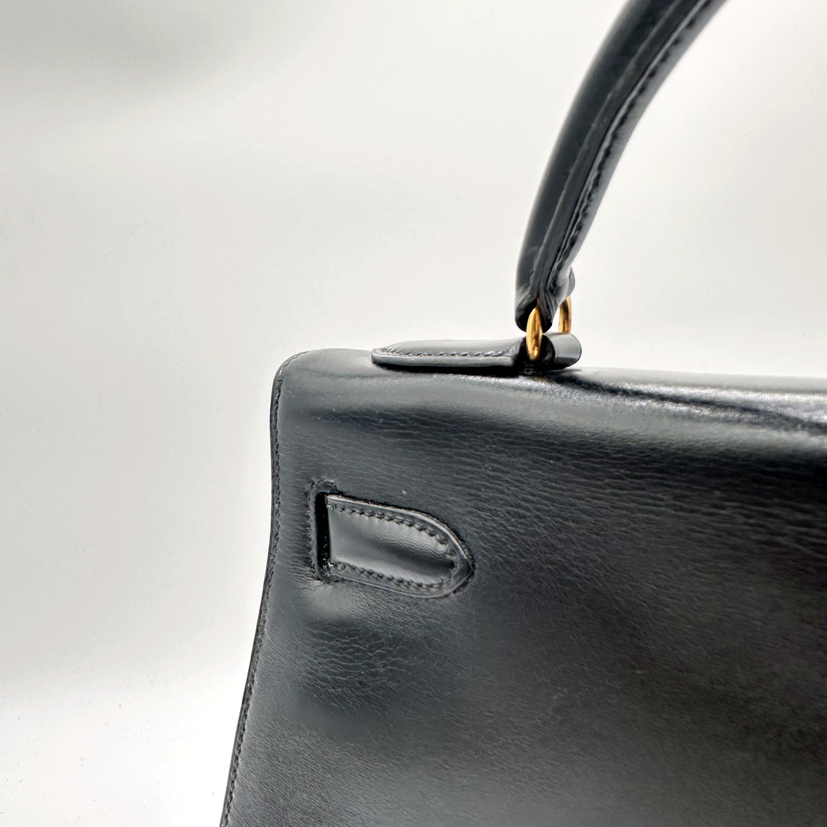 Hermès Kelly 32 Cuir Box Calf Noir - détail de l'autre côté du sac