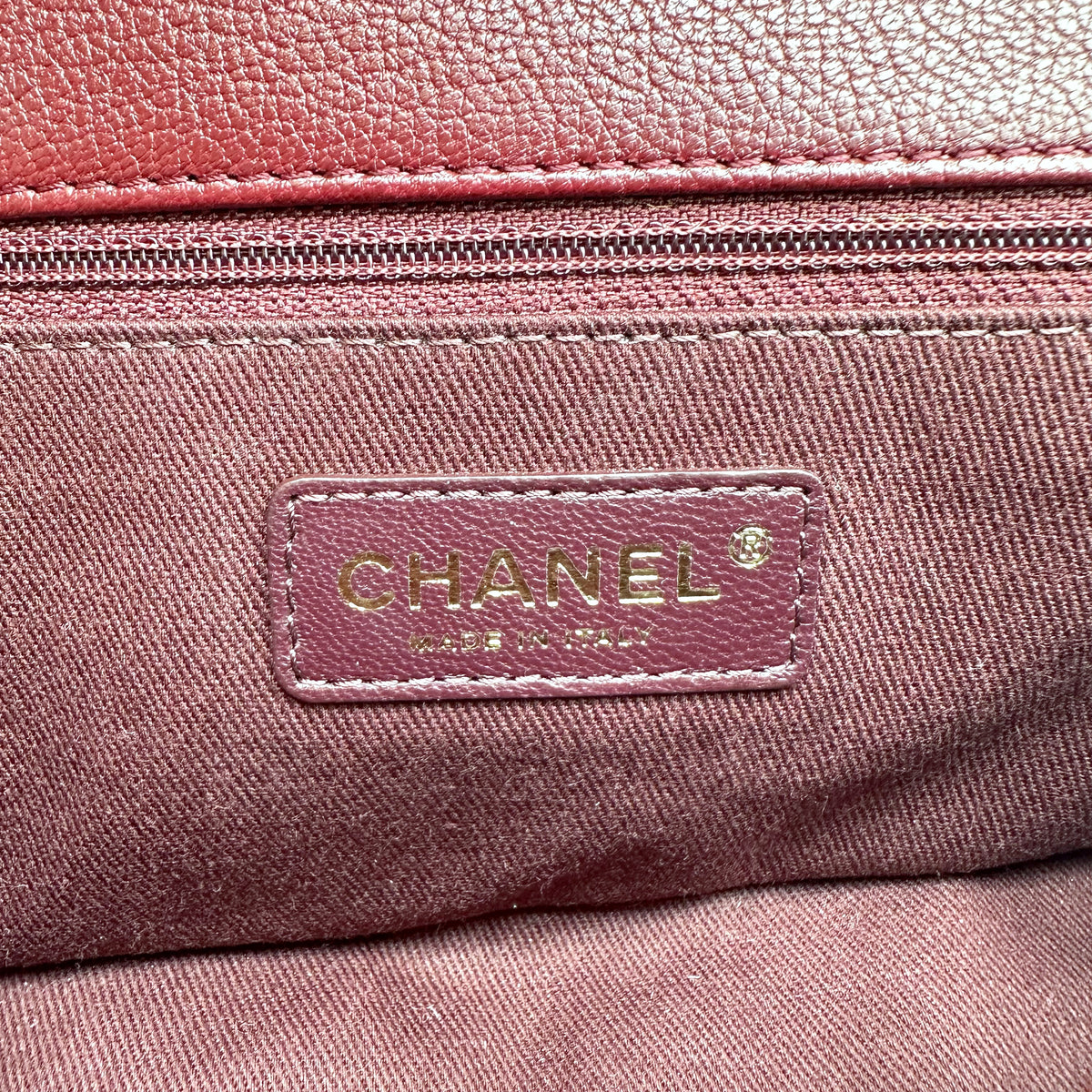 Chanel Matelassé Cuir Verni Bordeaux - intérieur, doublure textile et poche zippée