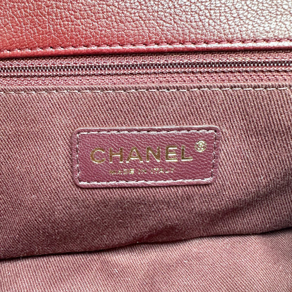 Chanel Matelassé Cuir Verni Bordeaux - intérieur, doublure textile et poche zippée