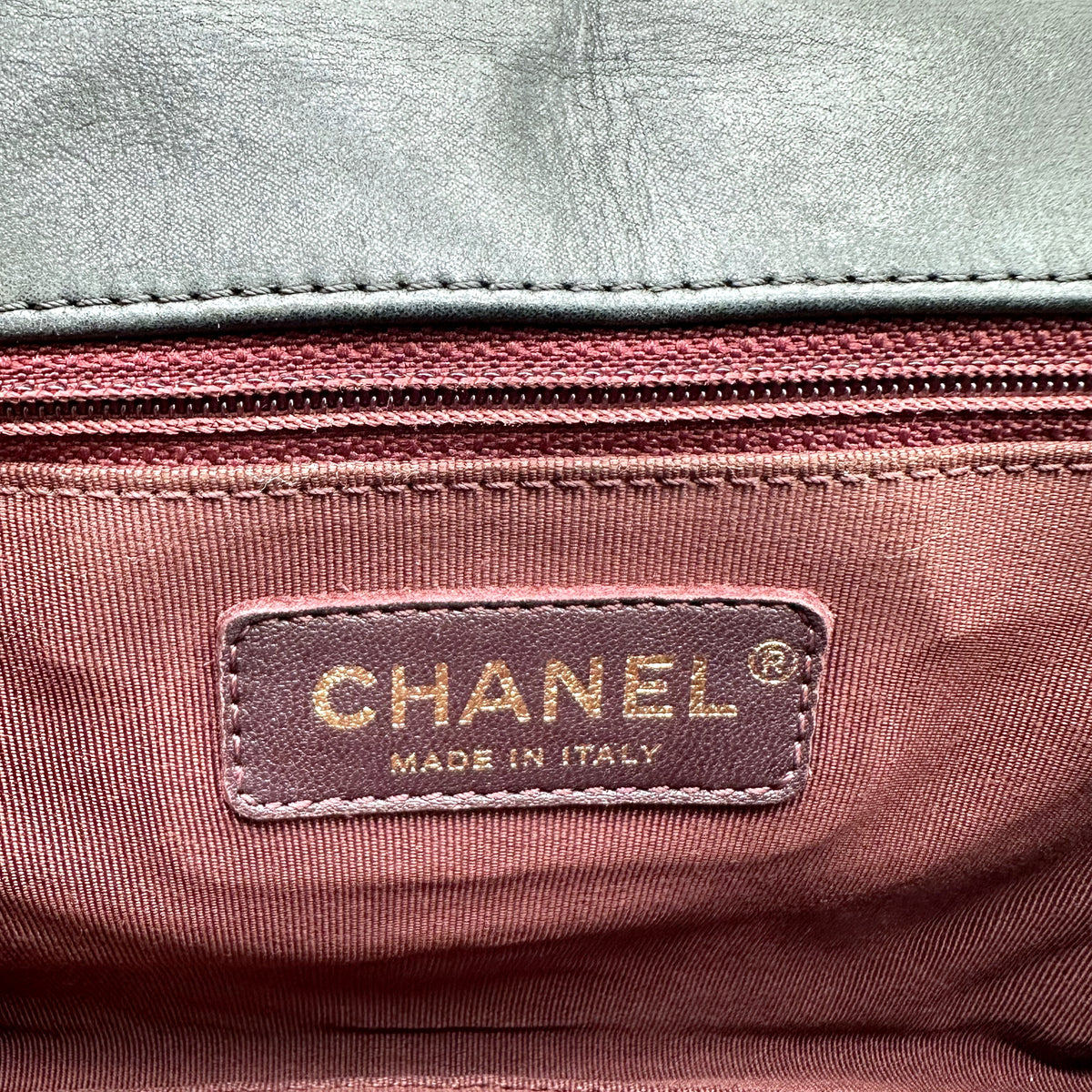 Chanel Matelassé Cuir Gris Anthracite - intérieur, doublure textile rose et étiquette