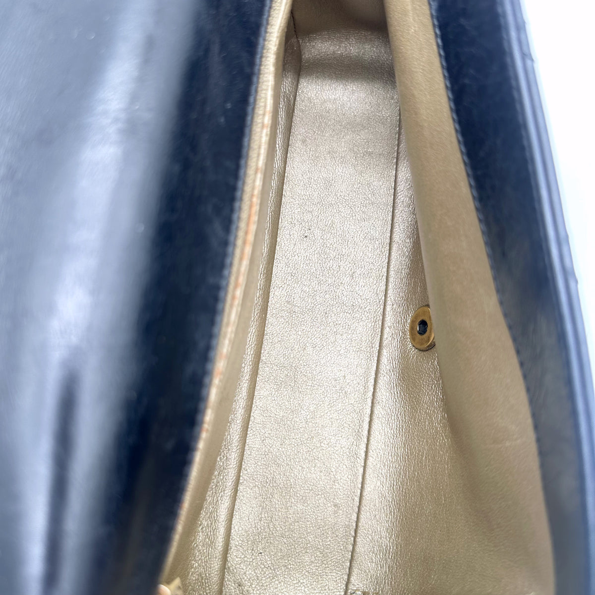 Chanel Single Flap Cuir d'agneau Noir - intérieur ouvert, doublure dorée
