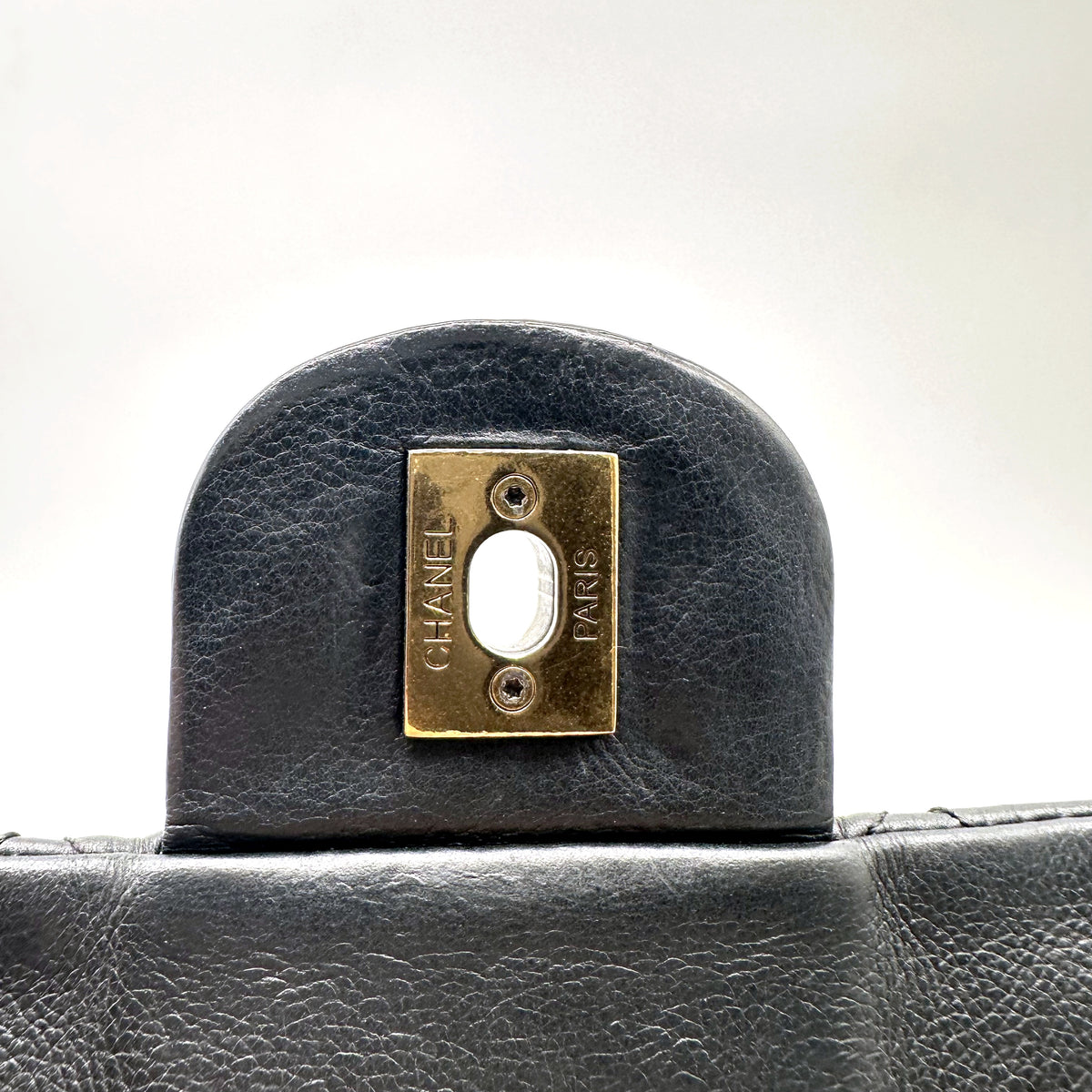 Chanel Double Chaîne Cuir Matelassé Noir - détail de la plaque sous le rabat