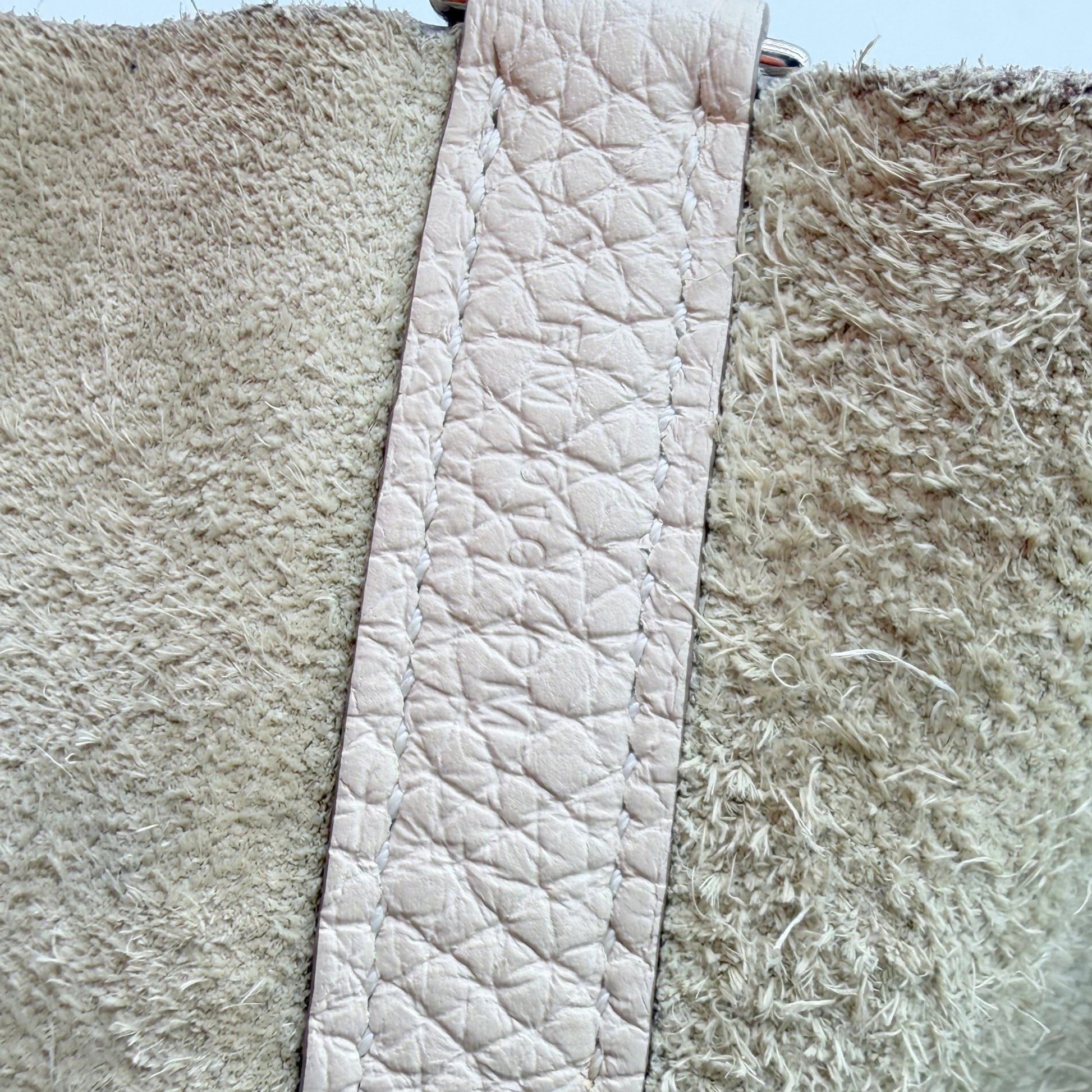 Hermès Picotin 18 cuir grainé crème - détail de la bride intérieure gravée