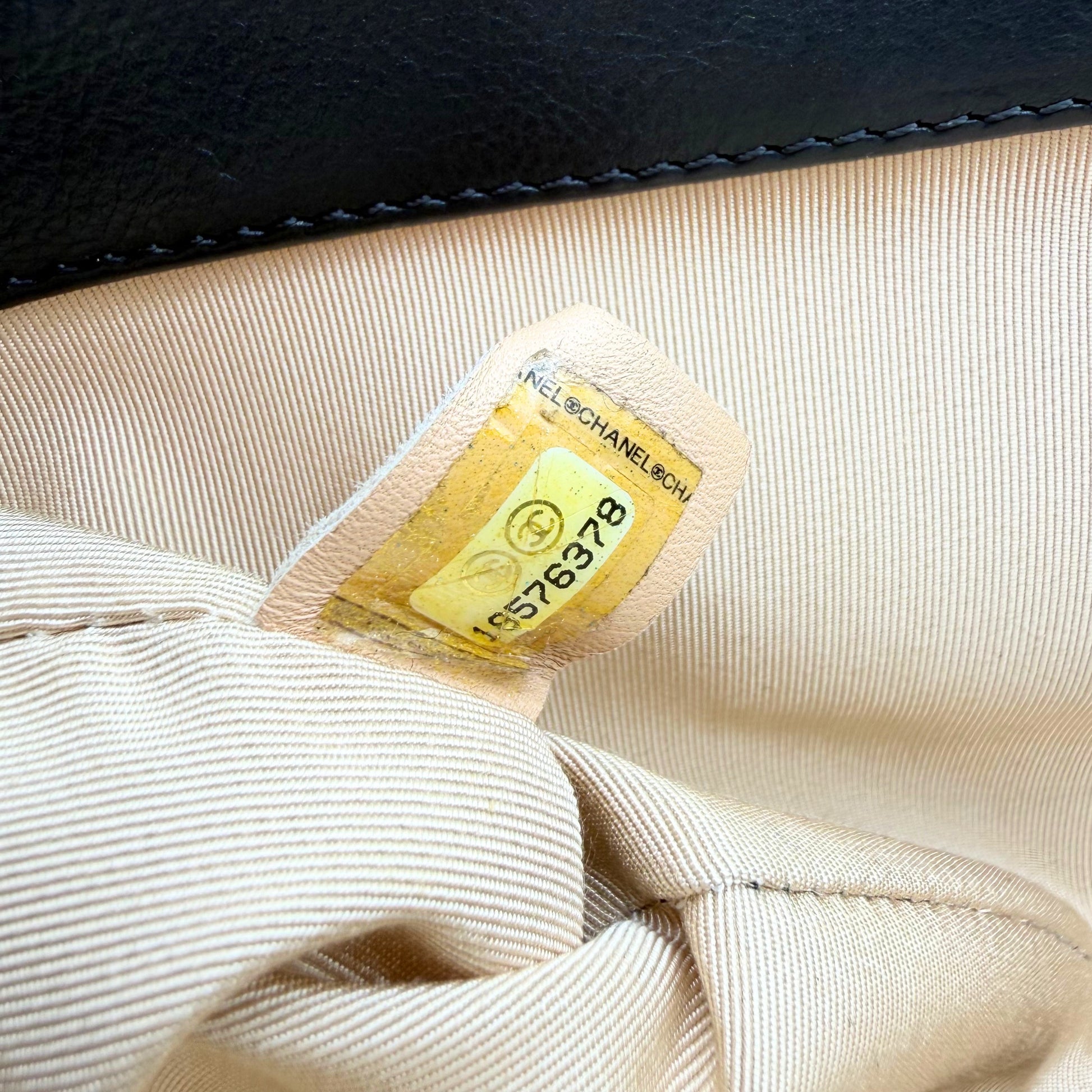 Chanel Sac à rabat matelassé cuir d'agneau - intérieur, étiquette cousue dans la doublure