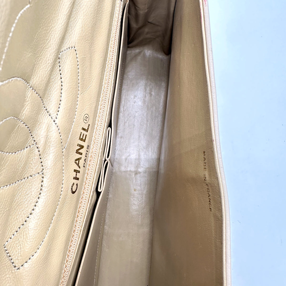 Chanel Diana Cuir d'agneau Beige - détail de l'estampille intérieure