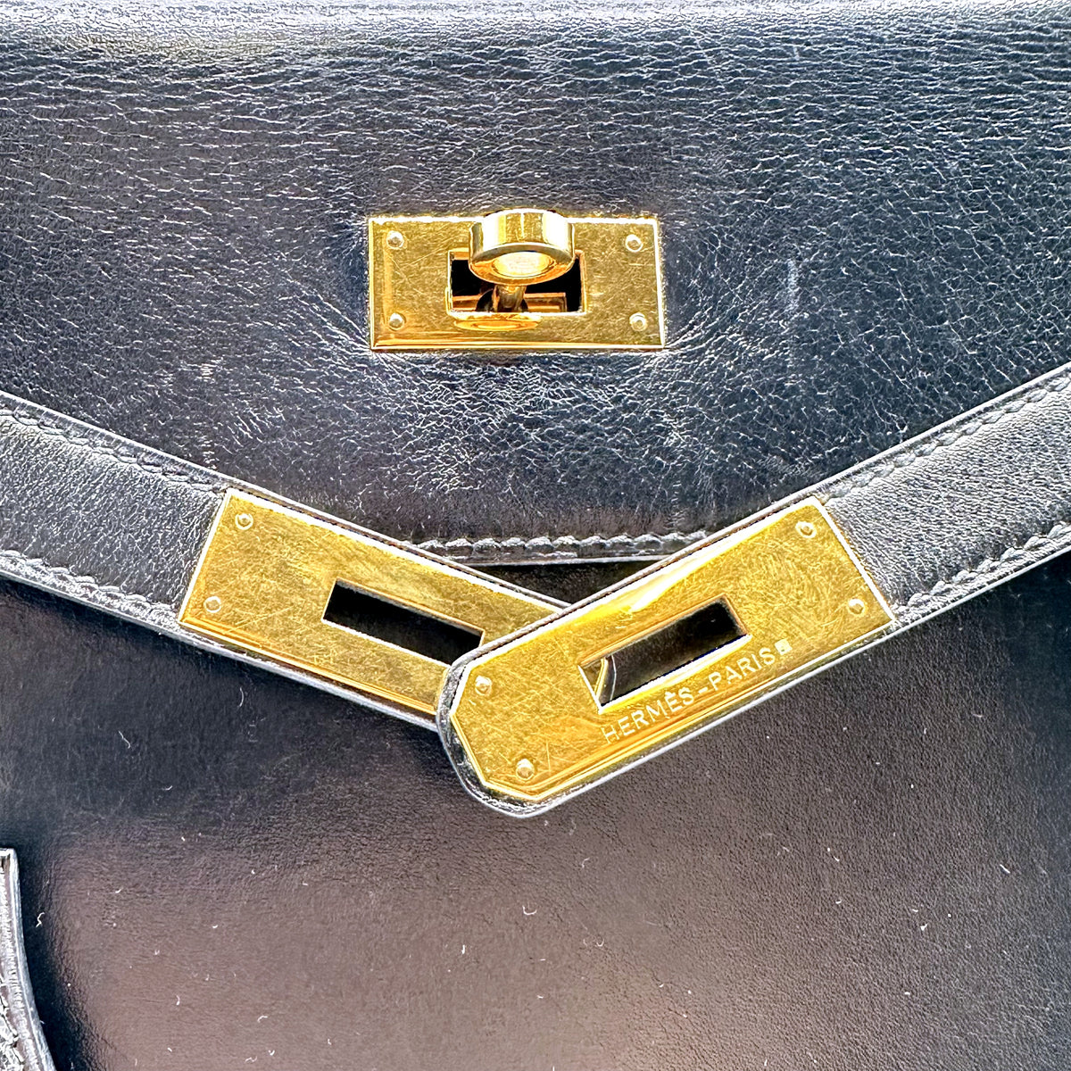 Hermès Kelly 32 Cuir Box Calf Noir - détail des plaques et du passage des sangles