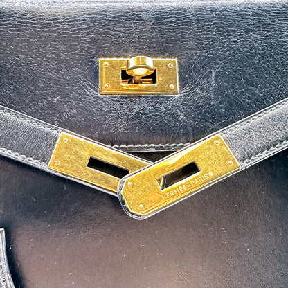 Hermès Kelly 32 Cuir Box Calf Noir - détail des plaques et du passage des sangles