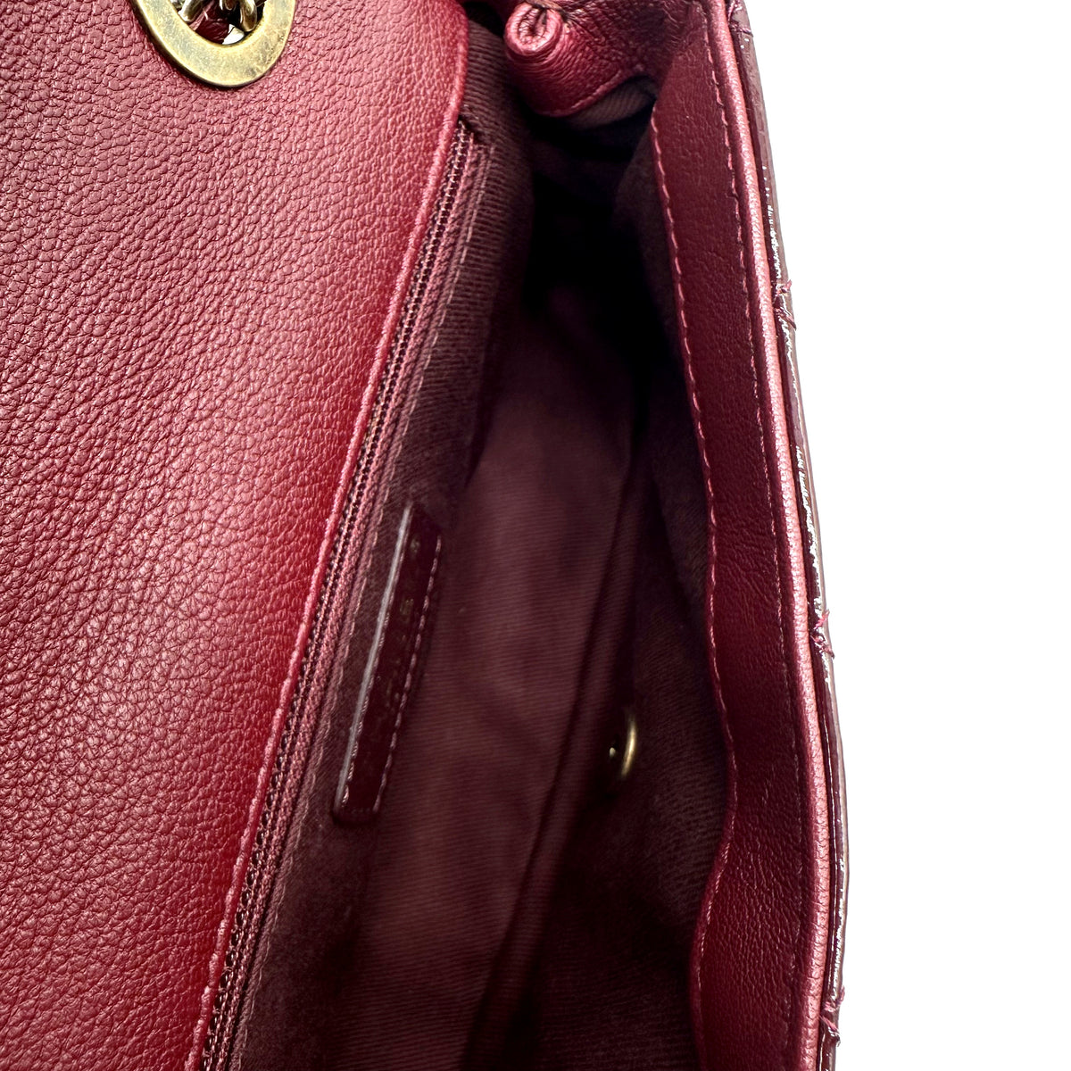 Chanel Matelassé Cuir Verni Bordeaux - intérieur ouvert, compartiment principal