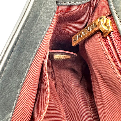 Chanel Matelassé Cuir Gris Anthracite - intérieur ouvert, poche zippée