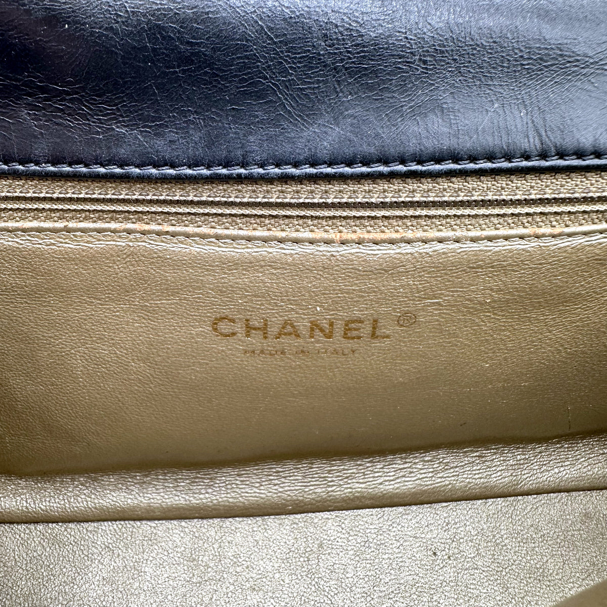 Chanel Single Flap Cuir d'agneau Noir - détail de l'estampille intérieure