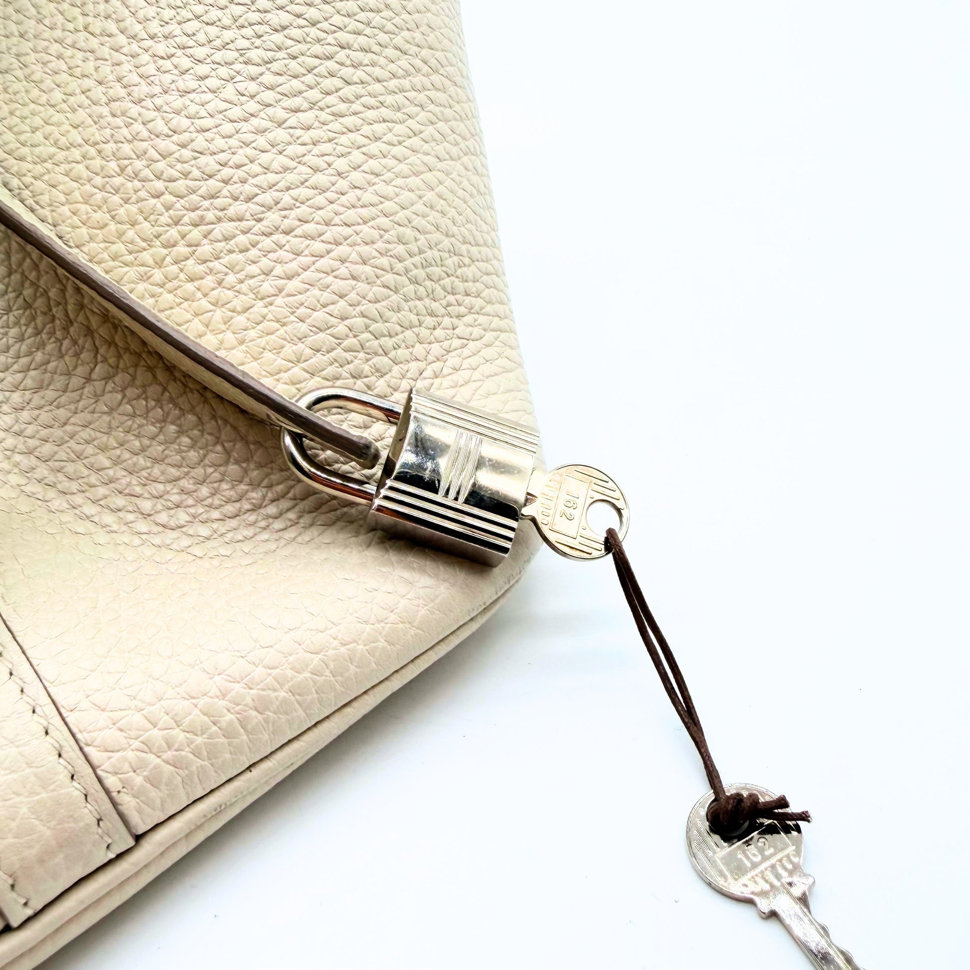 Hermès Picotin 18 cuir grainé crème - détail du cadenas et des clés
