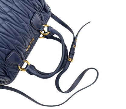 Miu Miu – Sac à main cuir matelassé bleu