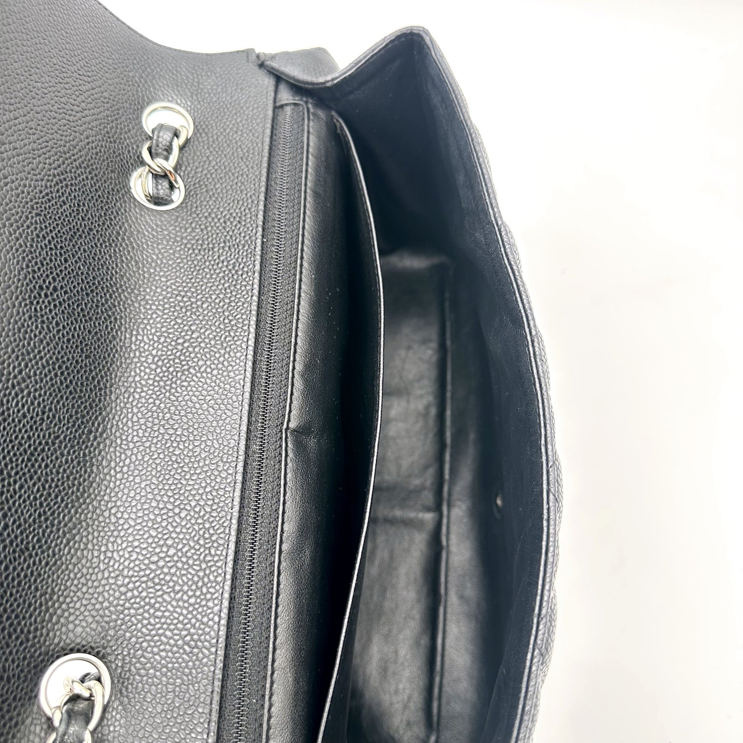 Chanel Timeless 30 cm Cuir Caviar Noir - intérieur ouvert, doublure et compartiments