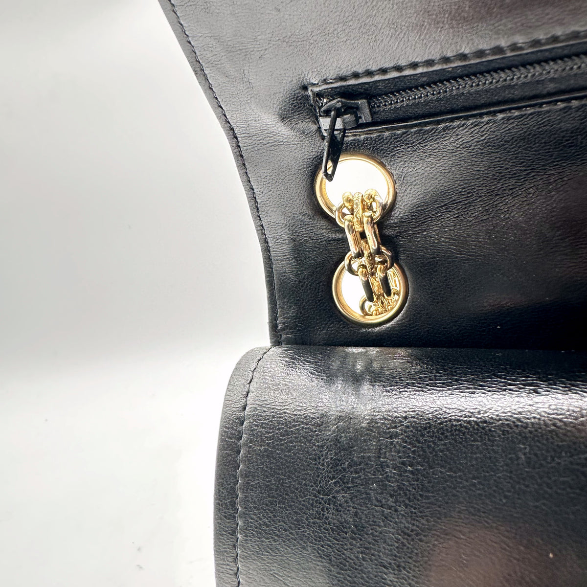 Chanel Timeless 25 cm Cuir d'agneau Noir - intérieur, poche zippée vue de l'autre côté