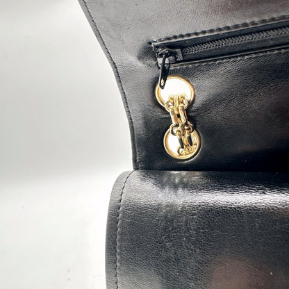 Chanel Timeless 25 cm Cuir d'agneau Noir - intérieur, poche zippée vue de l'autre côté
