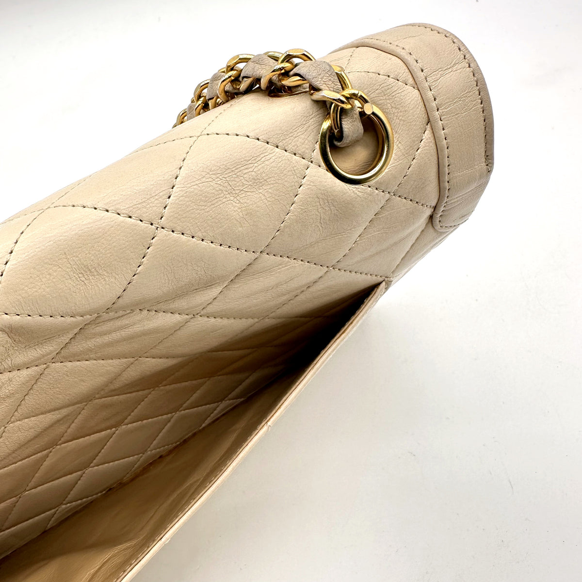 Chanel Diana Cuir d'agneau Beige - détail d'un coin et de l'anneau de chaîne