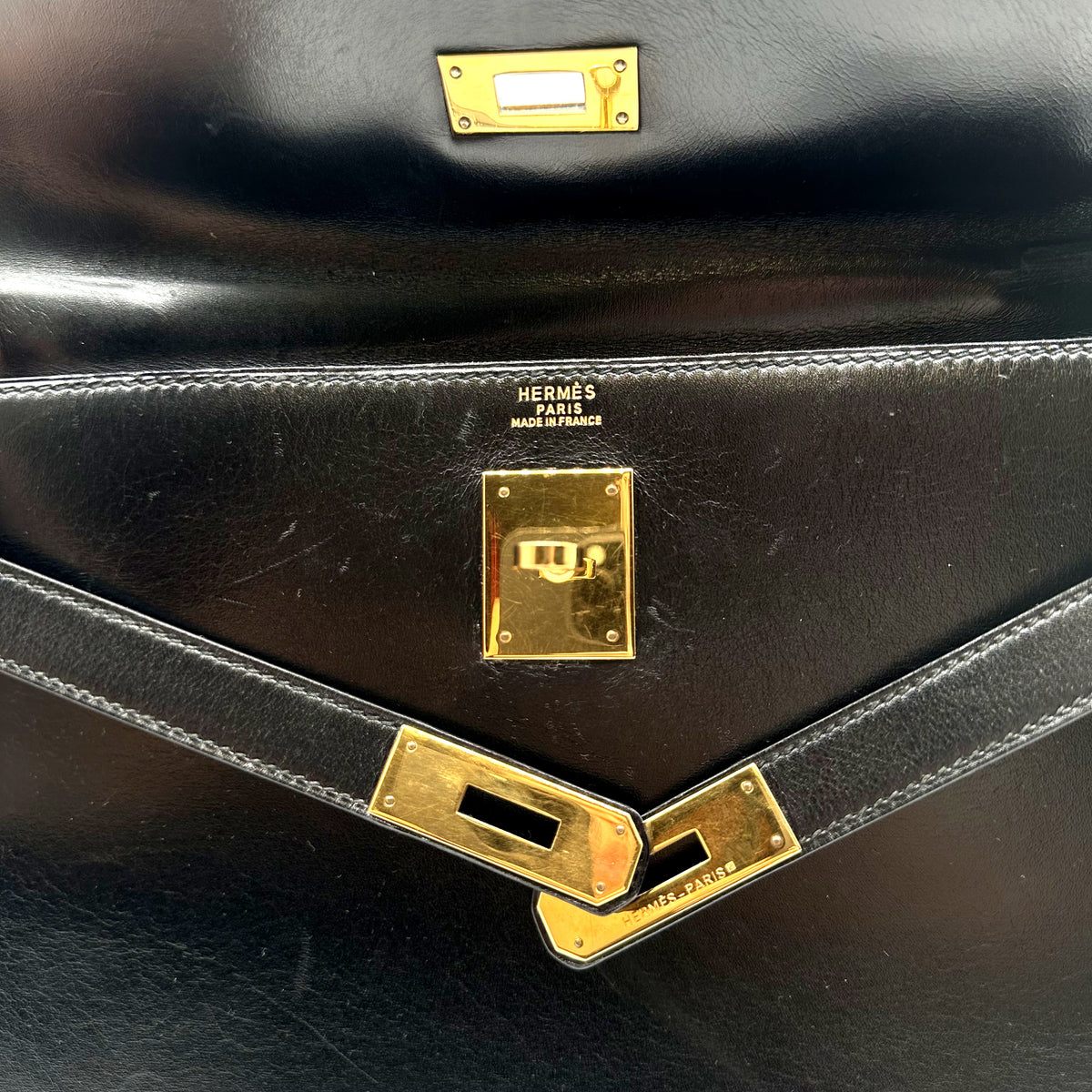 Hermès Kelly 32 Cuir Box Calf Noir - détail du fermoir à touret fermé