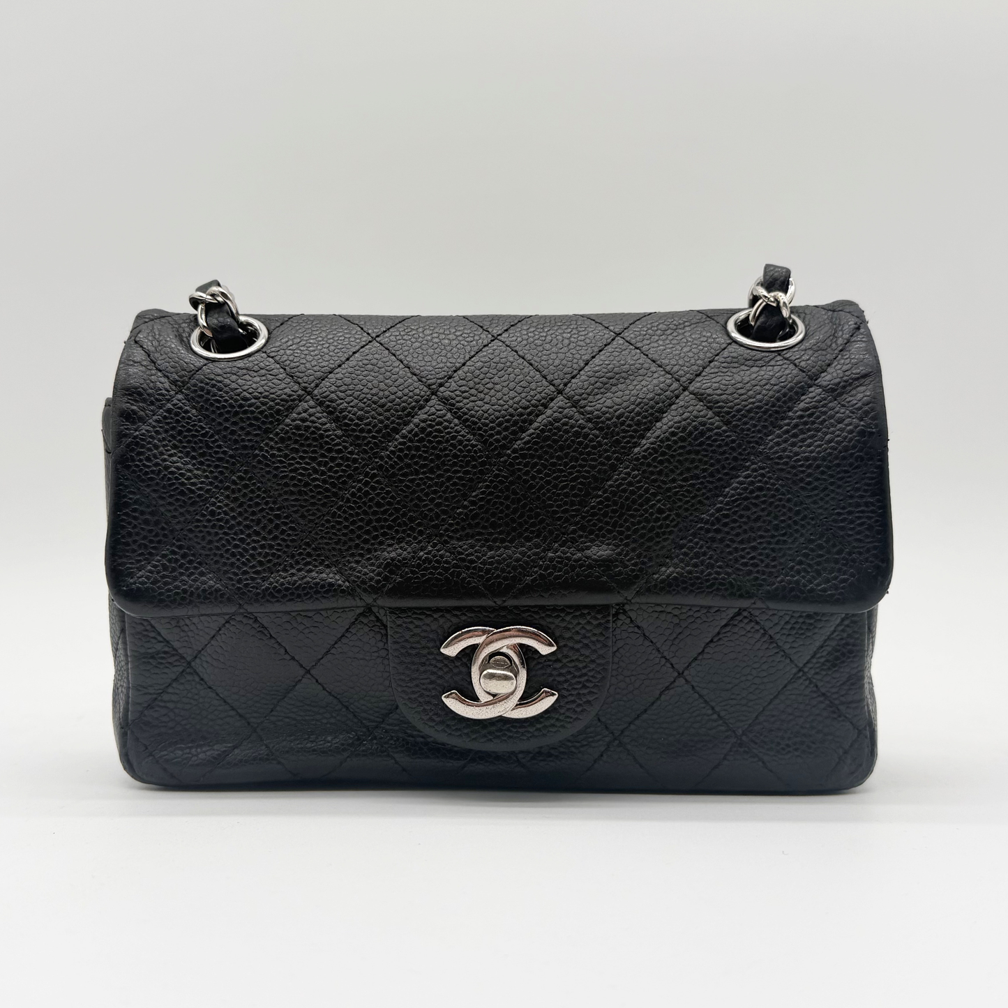 Chanel – Mini Timeless Matelassé 20 cm Cuir Caviar Noir