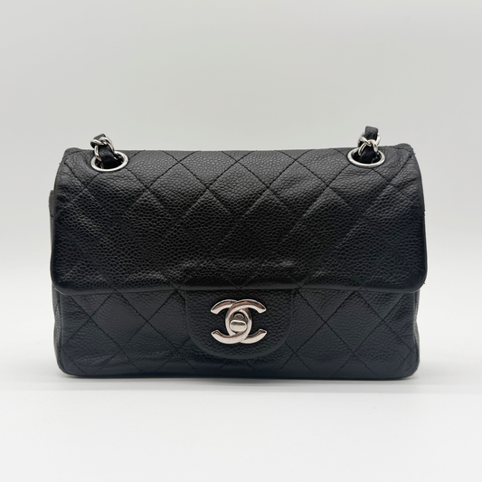 Chanel – Mini Timeless Matelassé 20 cm Cuir Caviar Noir