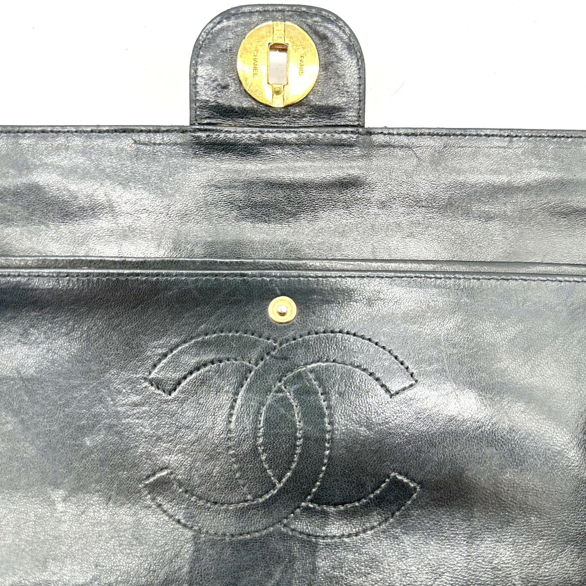 Chanel Timeless 25 cm Cuir d'agneau Noir - intérieur, poche arrière et son motif embossé