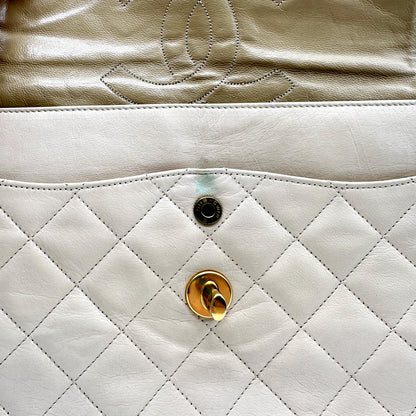 Chanel Diana Cuir d'agneau Beige - détail de l'intérieur du rabat et du plot de fermoir