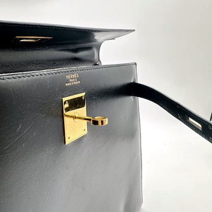Hermès Kelly 32 Cuir Box Calf Noir - détail du fermoir ouvert et du rabat
