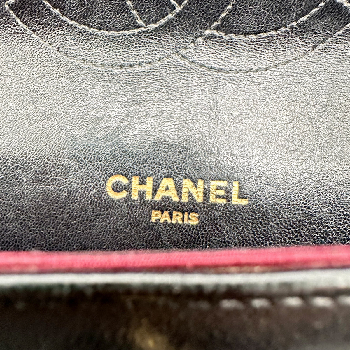 Chanel Timeless 25 cm Cuir d'agneau Noir - détail de l'estampille intérieure et de la doublure bordeaux