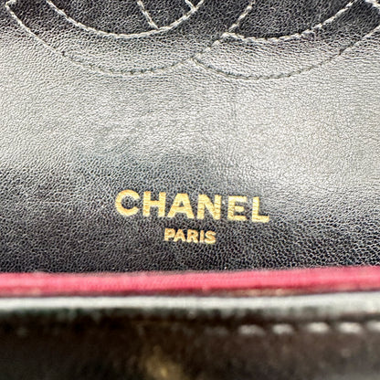 Chanel Timeless 25 cm Cuir d'agneau Noir - détail de l'estampille intérieure et de la doublure bordeaux