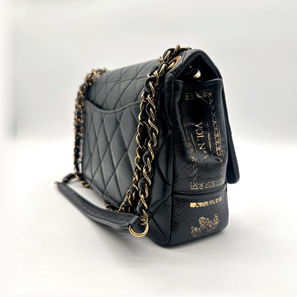 Chanel Single Flap Cuir d'agneau Noir - vue de trois quarts arrière, chaîne déployée