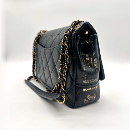 Chanel Single Flap Cuir d'agneau Noir - vue de trois quarts arrière, chaîne déployée