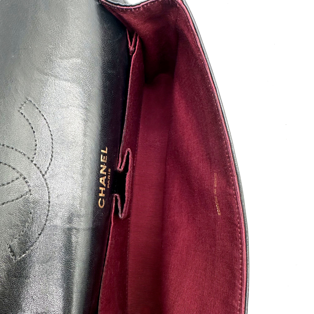 Chanel Timeless 25 cm Cuir d'agneau Noir - intérieur ouvert, doublure bordeaux