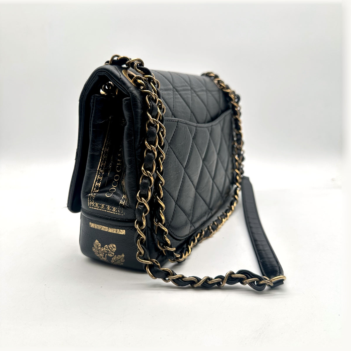 Chanel Single Flap Cuir d'agneau Noir - vue de trois quarts, sac et chaîne